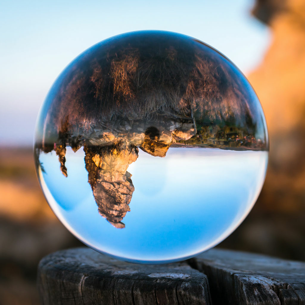 Boule de Cristal qui reflète un paysage