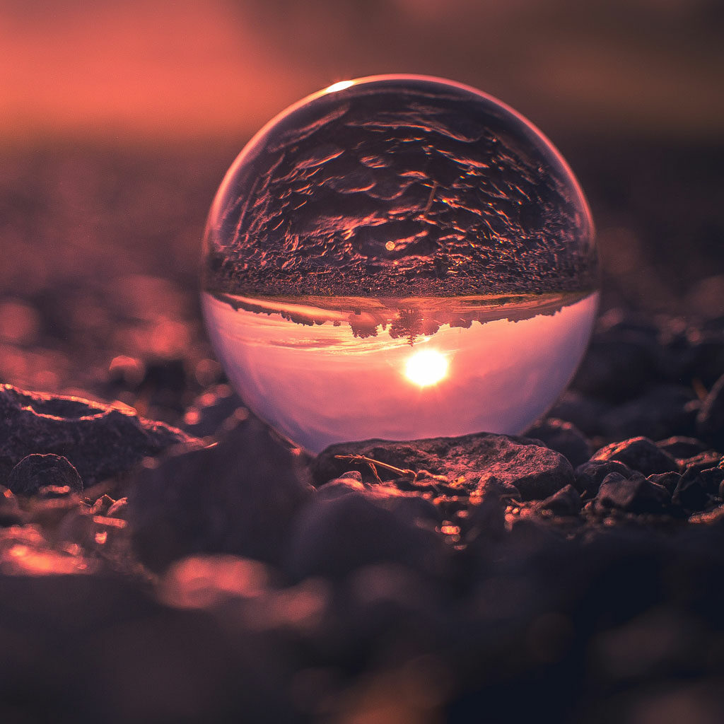 Boule de Cristal qui reflète un paysage crépusculaire