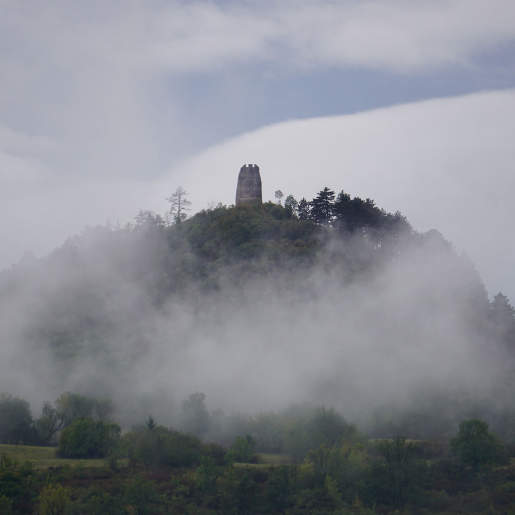Vue sur une tour dans la brume, image couleur illustrant le domaine d'intervention lié au "Paranormal" de "Entre Terre et Ciel"